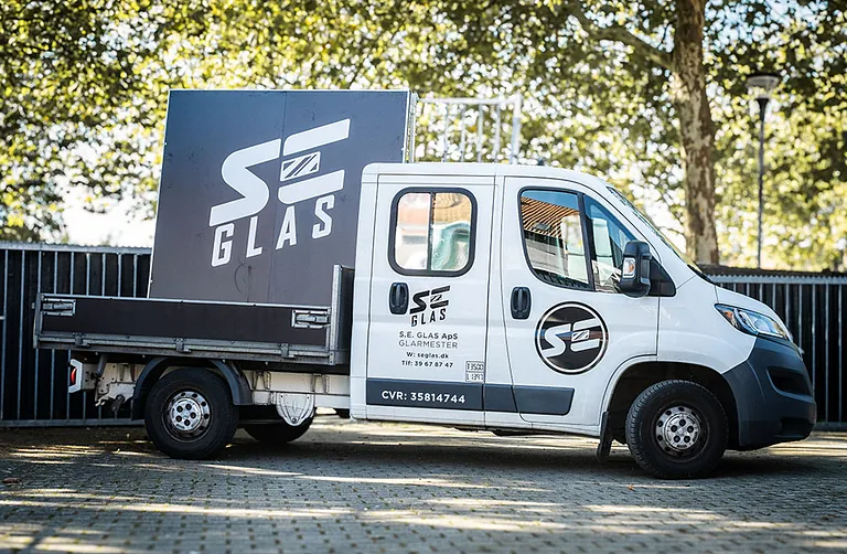 SE Glas - Bil med nyt logo