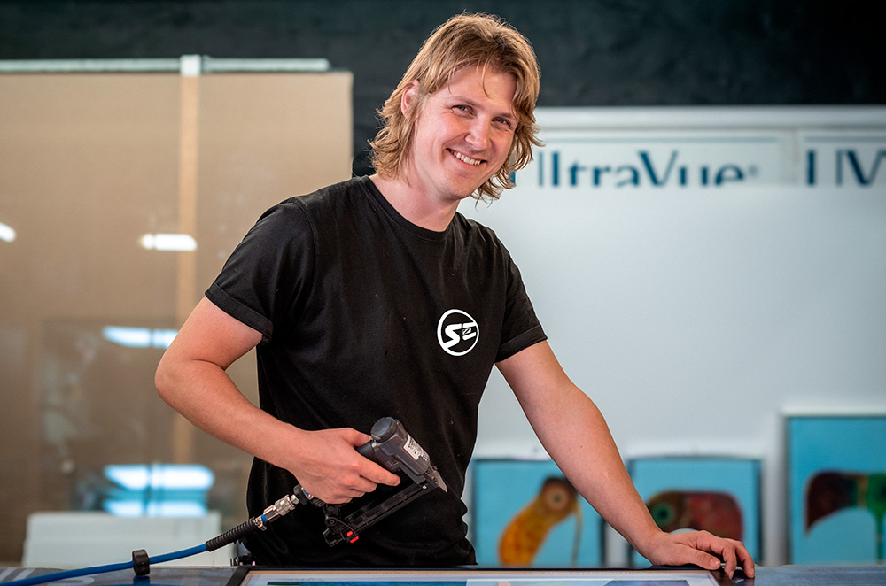 Anders er igang med at indramme